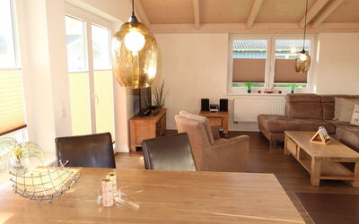 Dagebüll 100: Tafel, Meubilair, Eigendom, Bankstel, Venster, Gebouw, Hout, Interieur Ontwerp, Flooring, Verdieping