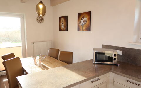 Dagebüll 200: Meubilair, Eigendom, Cabinetry, Tafel, Gebouw, Countertop, Hout, Lade, Verlichting, Interieur Ontwerp