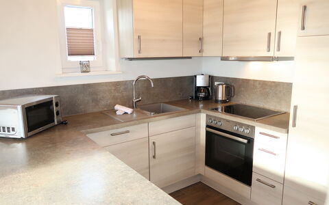 Dagebüll 200: Countertop, Cabinetry, Gootsteen, Kraan, Wastafel, Eigendom, Loodgieterswerkinrichting, Meubilair, Gebouw, Fornuis