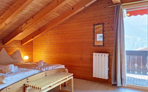 Grindelwald 322: Hout, Meubilair, Huis, Kamer, Verblijf, Blokhut, Beits, Plafond, Hardwood, Bed