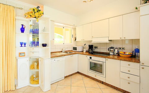 Bombilla: Kamer, Eigendom, Keuken, Cabinetry, Meubilair, Geel, Onroerend Goed, Interieur Ontwerp, Gebouw, Countertop