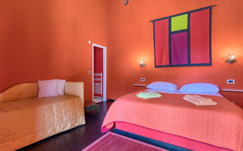 Moira: Slaapkamer, Kamer, Bed, Meubilair, Laken, Eigendom, Interieur Ontwerp, Bed Frame, Muur, Roze