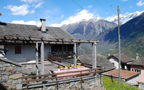 Mona: Bergdorp, Berg, Bergachtig Landvormen, Dak, Heuvel Station, Bergketen, Dorp, Landelijk Gebied, Huis, Alpen