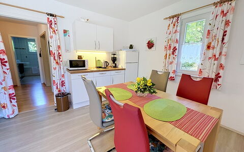 Triberg 100: Meubilair, Flooring, Interieur Ontwerp, Verdieping, Stoel, Appartement, Keuken En Eettafel, Eetkamer, Houten Vloer, Kamerplant