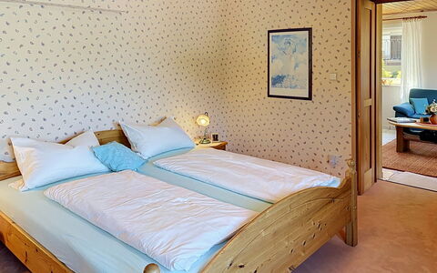 Triberg 100: Meubilair, Bed, Interieur Ontwerp, Slaapkamer, Flooring, Verdieping, Hout, Laken, Bedding, Plafond