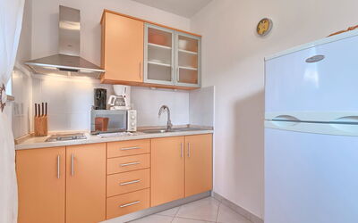 Villa Alpa 115.3: Eigendom, Kamer, Meubilair, Cabinetry, Keuken, Geel, Gebouw, Interieur Ontwerp, Huis, Onroerend Goed