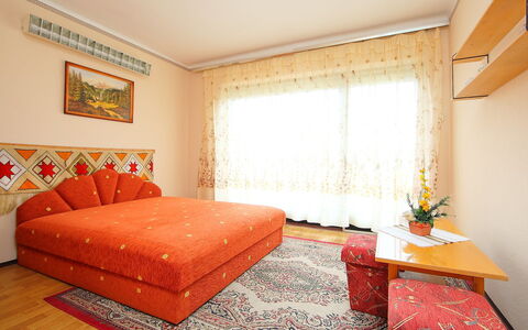 Palma: Meubilair, Kamer, Eigendom, Interieur Ontwerp, Rood, Slaapkamer, Oranje, Onroerend Goed, Verdieping, Bed
