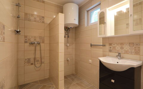 Palma: Loodgieterswerkinrichting, Kraan, Wastafel, Spiegel, Badkamer, Douche, Deur Van De Douche, Wastafel In De Badkamer, Douchekop