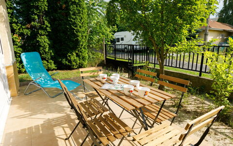 Palma: Fabriek, Meubilair, Tafel, Buitenmeubels, Buitentafel, Boom, Schaduw, Hout, Stoel, Gebouw