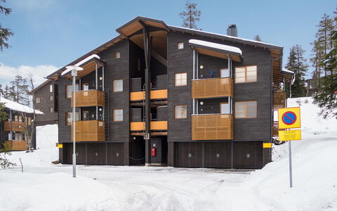 Karhunvartijan Linna B11: Facade, Woongebied, Appartement, Stedelijk Ontwerp, Siding, Condominium, Freezing