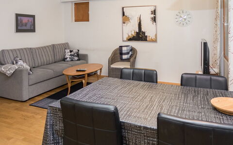 Karhunvartijan Linna B11: Meubilair, Interieur Ontwerp, Flooring, Verdieping, Bankstel, Hout, Kamer, Tafel, Woonkamer, Appartement