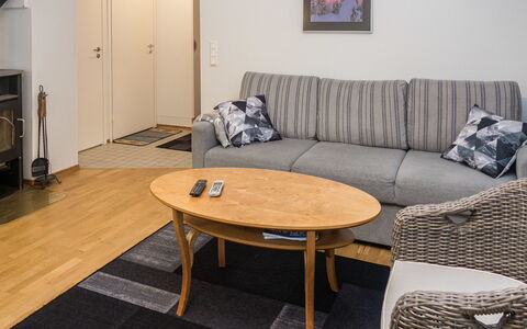 Karhunvartijan Linna B11: Meubilair, Interieur Ontwerp, Flooring, Verdieping, Hout, Bankstel, Kamer, Woonkamer, Tafel, Appartement