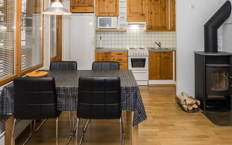 Karhunvartijan Linna B11: Meubilair, Hout, Interieur Ontwerp, Flooring, Plafond, Verdieping, Kamer, Verlichting, Stoel, Tafel