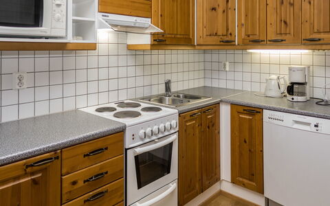 Karhunvartijan Linna B11: Keuken, Countertop, Cabinetry, Toestel Van De Keuken, Hout, Major Appliance, Flooring, Interieur Ontwerp, Wastafel, Verdieping