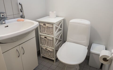 Karhunvartijan Linna B11: Wc Bril, Loodgieterswerkinrichting, Toilet, Wastafel, Wastafel In De Badkamer, Badkamer, Flooring, Verdieping, Interieur Ontwerp, Loodgieter