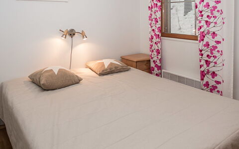Karhunvartijan Linna B11: Meubilair, Interieur Ontwerp, Bed, Slaapkamer, Muur, Verdieping, Laken, Hout, Flooring, Linens