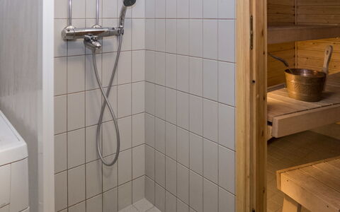 Karhunvartijan Linna B11: Flooring, Hout, Verdieping, Interieur Ontwerp, Loodgieterswerkinrichting, Badkamer, Loodgieter, Tegel, Douchekop, Kamer