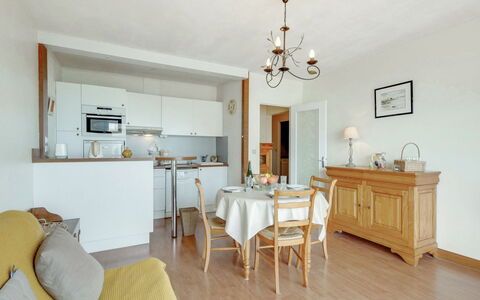 Prince Albert: Tafel, Meubilair, Eigendom, Fotolijst, Hout, Stoel, Interieur Ontwerp, Verlichting, Flooring, Verdieping