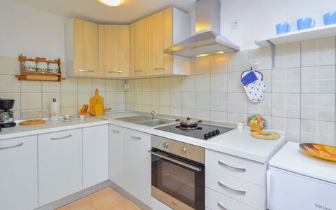 Ledi: Countertop, Cabinetry, Gootsteen, Gebouw, Eigendom, Wastafel, Kraan, Fornuis, Toestel Van De Keuken, Keuken
