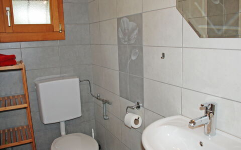 Chalet de la Vue des Alpes: Badkamer, Eigendom, Wastafel In De Badkamer, Kraan, Tegel, Kamer, Muur, Loodgieterswerkinrichting, Wc Bril, Badkamer Accessoire