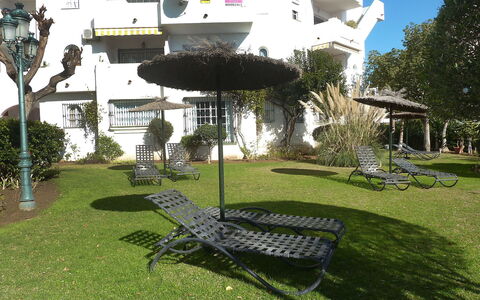 Benalmádena Costa 121: Eigendom, Huis, Architectuur, Gras, Boom, Onroerend Goed, Gebouw, Werf, Fabriek, Gazon