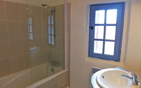 La Cadièrienne: Badkamer, Kamer, Eigendom, Tegel, Muur, Loodgieterswerkinrichting, Badkamer Accessoire, Badkamerkast, Verdieping, Gips