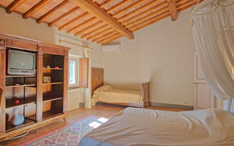 Villa Camaiore: Kamer, Slaapkamer, Eigendom, Bed, Meubilair, Gebouw, Plafond, Huis, Laken, Interieur Ontwerp