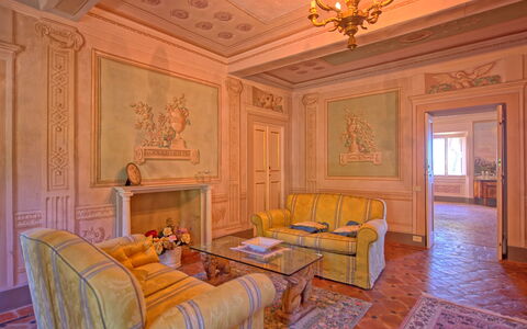 Villa Camaiore: Kamer, Eigendom, Meubilair, Interieur Ontwerp, Gebouw, Plafond, Muur, Huis, Woonkamer, Slaapkamer