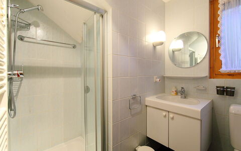 Biquinou: Badkamer, Kamer, Eigendom, Interieur Ontwerp, Loodgieterswerkinrichting, Tegel, Onroerend Goed, Gebouw, Verdieping, Badkamer Accessoire