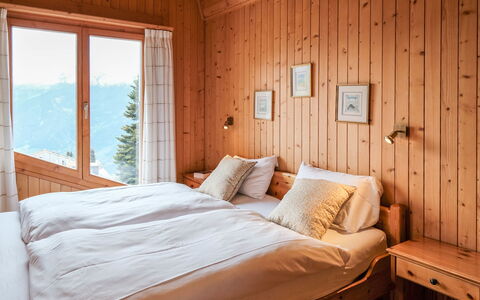 Biquinou: Gebouw, Meubilair, Eigendom, Comfort, Licht, Hout, Bed Frame, Venster, Interieur Ontwerp, Architectuur