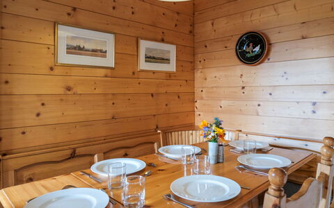 Biquinou: Tafel, Tableware, Meubilair, Eigendom, Gebouw, Stoel, Hout, Dishware, Interieur Ontwerp, Verlichting