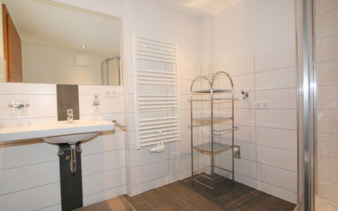 See 175: Badkamer, Kamer, Eigendom, Tegel, Verdieping, Gebouw, Architectuur, Loodgieterswerkinrichting, Onroerend Goed, Interieur Ontwerp