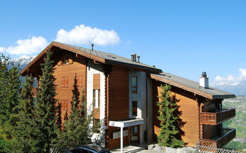 Les Cretes Ii: Lucht, Gebouw, Wolk, Fabriek, Venster, Auto, Boom, Huis, Voertuig, Verblijf
