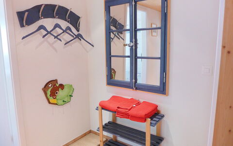 Reindli: Kamer, Meubilair, Huis, Interieur Ontwerp, Gebouw, Deur, Tafel, Plank, Venster, Stoel