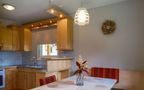 Margret: Gootsteen, Cabinetry, Eigendom, Meubilair, Wastafel, Kraan, Countertop, Tafel, Hout, Verlichting