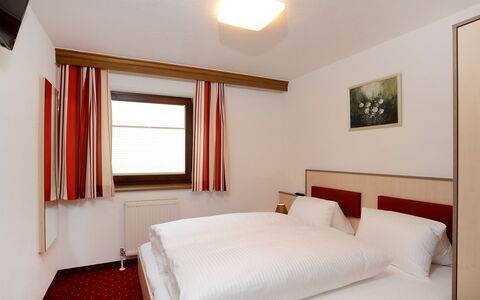 Berghof Reich: Slaapkamer, Kamer, Bed, Meubilair, Eigendom, Interieur Ontwerp, Bed Frame, Laken, Gebouw, Plafond