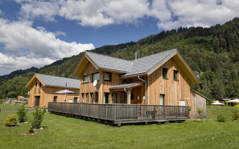 Murau 202: Wolk, Lucht, Fabriek, Gebouw, Eigendom, Berg, Huis, Boom, Natuurlijk Landschap, Hout