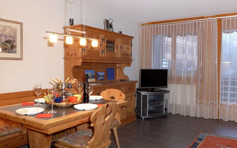 Schoneggacher Apt. S: Meubilair, Tafel, Eigendom, Fotolijst, Hout, Gebouw, Interieur Ontwerp, Kamerplant, Tableware, Verdieping
