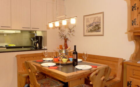 Schoneggacher Apt. S: Tafel, Meubilair, Eigendom, Cabinetry, Countertop, Hout, Interieur Ontwerp, Gebouw, Verlichting, Keuken