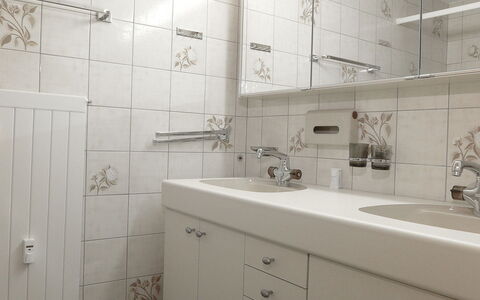 Schoneggacher Apt. S: Cabinetry, Spiegel, Loodgieterswerkinrichting, Kraan, Badkamerkast, Wastafel, Gebouw, Badkamer, Huis