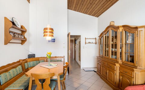 Haus Point: Meubilair, Eigendom, Tafel, Cabinetry, Hout, Interieur Ontwerp, Gebouw, Lade, Stellingen, Verdieping