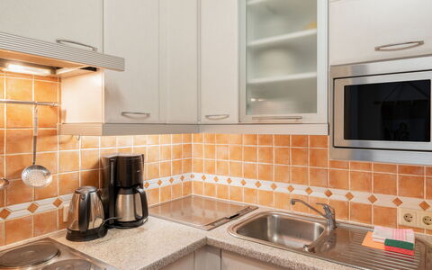 Haus Point: Cabinetry, Countertop, Gootsteen, Wastafel, Eigendom, Gasfornuis, Fornuis, Toestel Van De Keuken, Gebouw, Cooktop