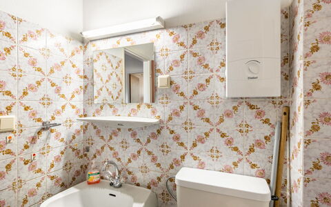 Haus Point: Spiegel, Loodgieterswerkinrichting, Kraan, Eigendom, Wastafel, Wastafel In De Badkamer, Wit, Gebouw, Badkamer, Purper