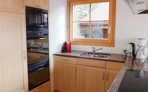 Berg-Seeblick: Gootsteen, Cabinetry, Countertop, Eigendom, Gebouw, Loodgieterswerkinrichting, Wastafel, Kraan, Venster, Toestel Van De Keuken