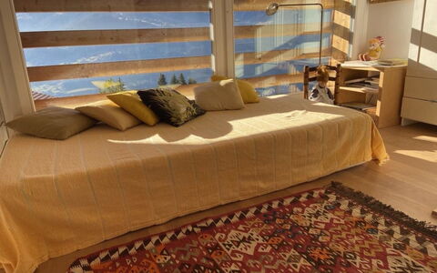 Chalet Weitblick: Meubilair, Interieur Ontwerp, Verdieping, Flooring, Hout, Kamer, Plafond, Slaapkamer, Textiel, Bed