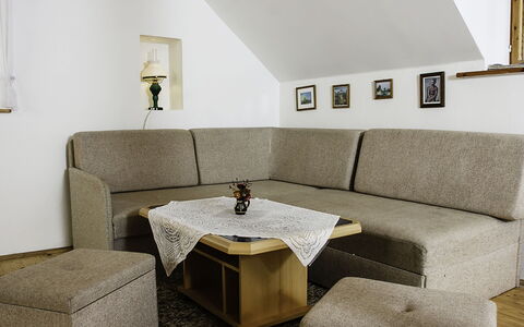 Sedmidomí: Meubilair, Tafel, Bankstel, Eigendom, Interieur Ontwerp, Slaapbank, Comfort, Rechthoek, Gebouw, Beige