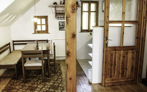 Sedmidomí: Eigendom, Venster, Gebouw, Tafel, Hout, Interieur Ontwerp, Deur, Architectuur, Huis