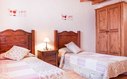 De Aitana: Meubilair, Gebouw, Comfort, Bed Frame, Hout, Textiel, Architectuur, Interieur Ontwerp, Bed, Verdieping