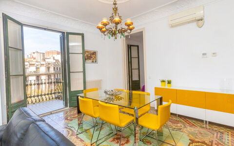 Eix.dret:roger de Lluria Valencia: Meubilair, Eigendom, Tafel, Stoel, Verlichting, Fotolijst, Interieur Ontwerp, Bankstel, Gebouw, Geel
