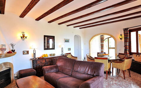 Flova: Meubilair, Eigendom, Bankstel, Fotolijst, Venster, Hout, Tafel, Verlichting, Architectuur, Gebouw